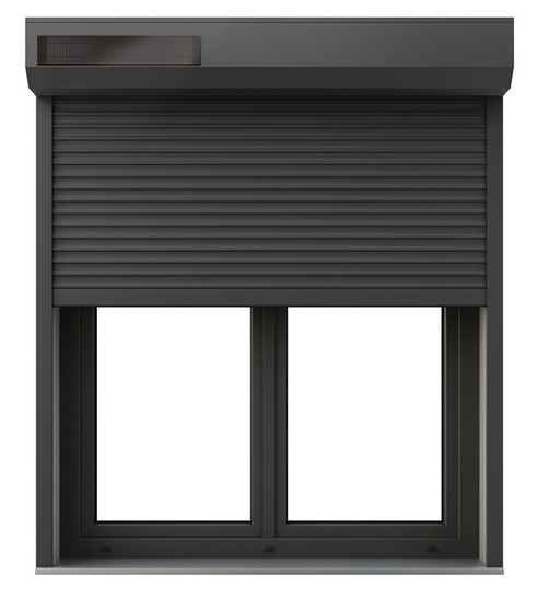 Der Rollladen Lumiterra in der Farbe Anthrazitgrau an einem Fenster der Serie Ecofusion: Kastenelemente und Panzer bestehen aus Aluminium; die Energie für den ­Antrieb liefert ein integriertes Solarpanel im Kasten.