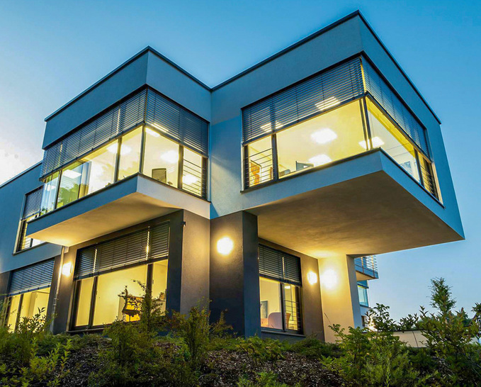Das Fenster wird mit Sonnenschutz, automatisierten Steuerungen und Smart-Home-Technologien zum Ausgangspunkt für ganzheitliche Lösungen rund um Energieeffizienz, Komfort und Sicherheit.