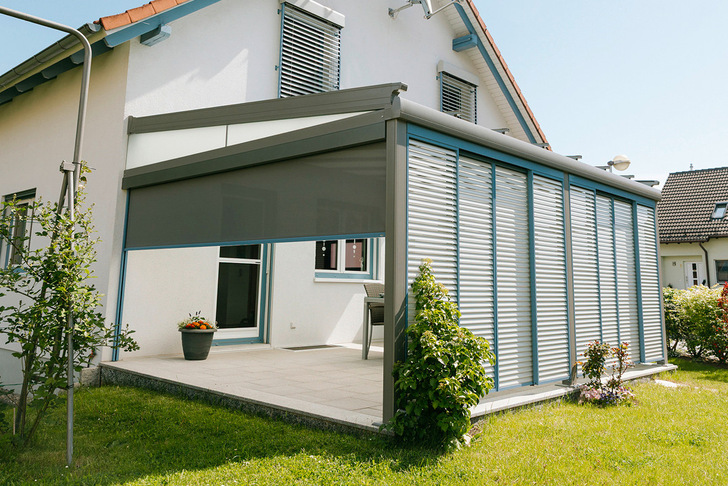 Die Glasdachmarkise wird durch einen Sensor abgesichert. Er reagiert auf Sonne, Wind und Regen. Schlägt das Wetter plötzlich um, ist die Markise gut geschützt.