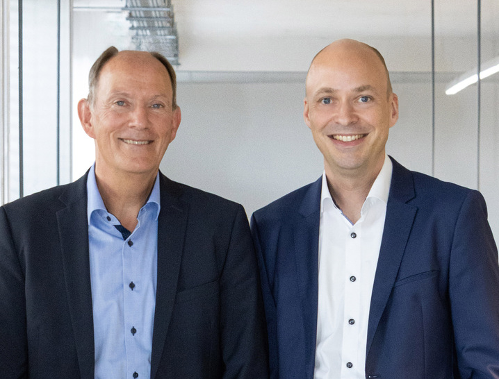 Alfred Dinkelborg (l.) leitete bisher das Produktmanagement bei Winkhaus. Ab Oktober 2026 tritt Volker Brink nun seine Nachfolge an.