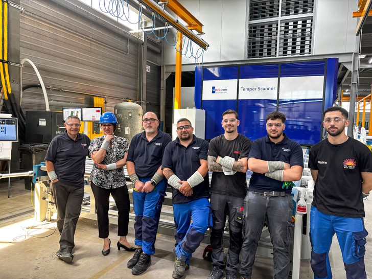 Das Team der Flachglas Schweiz mit dem neuen Viprotron Scanner