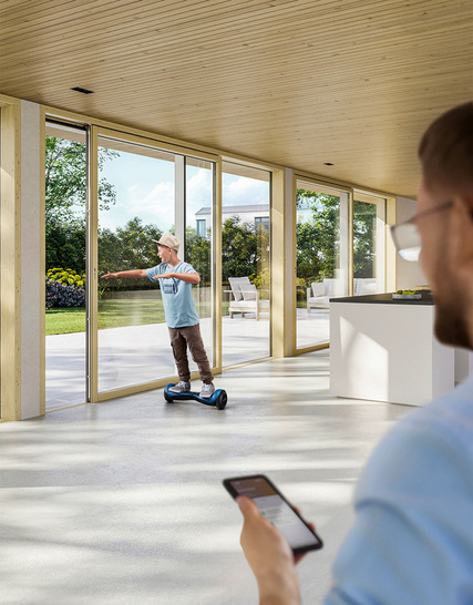 In der Ausführung als DRIVE axxent LS smart erlaubt der motorische Antrieb Endanwendern die vielseitige, komfortable Steuerung ihrer Elemente per App bzw. mithilfe Matter-fähiger Geräte.