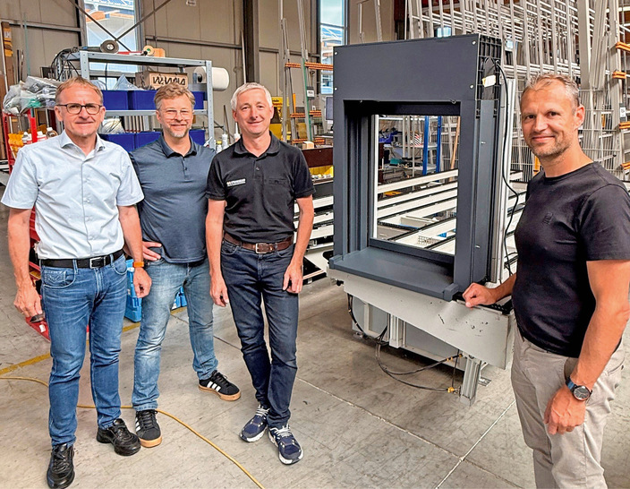 Die Groß Fenster + Türen GmbH aus Passau führt ab sofort das Perfect System von Stemeseder für die ­Deceuninck Elegant Kunststofffenster sowie für Holz-Alufenster ein. Im Bild (v.l.): Robert Mader und Thomas Solleder vom ­Deceuninck Technik-Team, Hans Wagner von Stemeseder, Martin Groß, Geschäftsführer Groß Fenster + Türen GmbH.