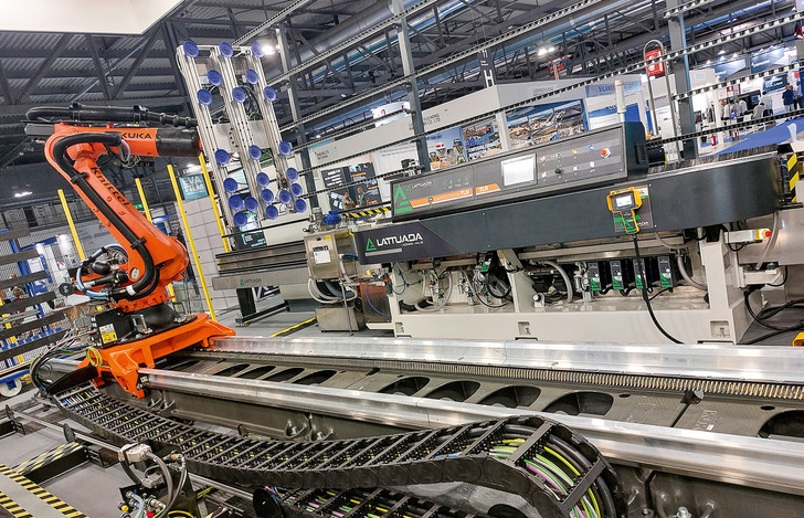 Am Stand von Lattuada wird eine Schleiflinie mit Roboter präsentiert. Die Konfiguration entstand in Zusammen­arbeit mit dem Roboter-Spezialisten Knittel und zeigt, wie eine hochautomatisierte Schleiflinie aussehen kann.