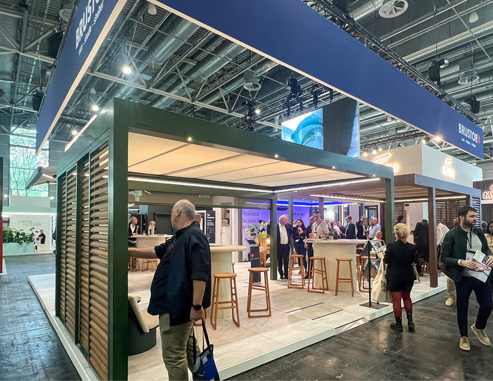 Hersteller wie Brustor zeigen ihre gesamte Produktpalette von der Markise bis zum Lamellendach in Paris. Auch in Frankreich liegt Outdoor Living nach wie vor voll im Trend.