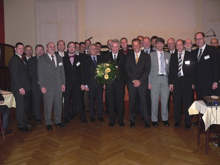 Bilder: Semco 

“Unruheständler“ Rolf Sawatzki mit Partner Hermann Schüller (rechts neben ihm) und weiteren “Mitstreitern“ aus dem Unternehmen und der Branche - © Semco
