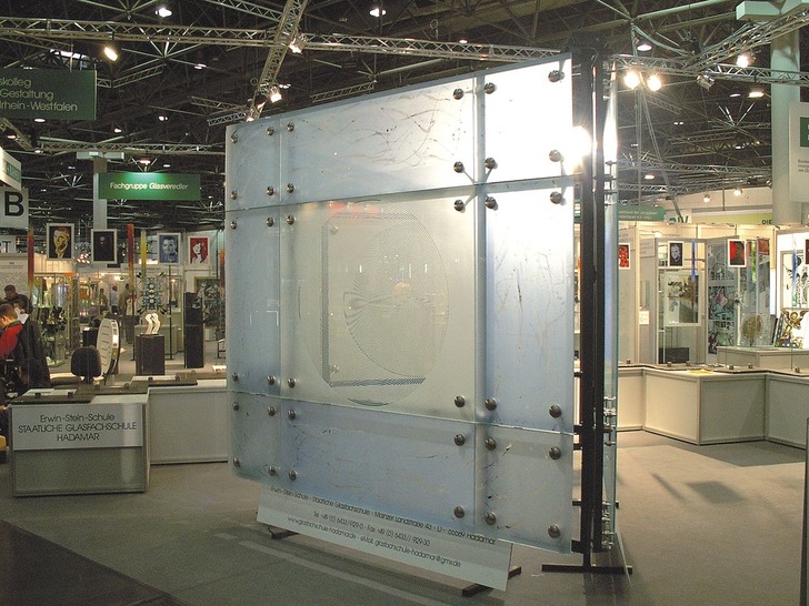 Bild 7: Farblich gestaltete Sandstrahloberflächen. Projektarbeit der Technikerklasse 2 der Glasfachschule Hadamar auf der Glasstec 2006 

Bild: Nanogate