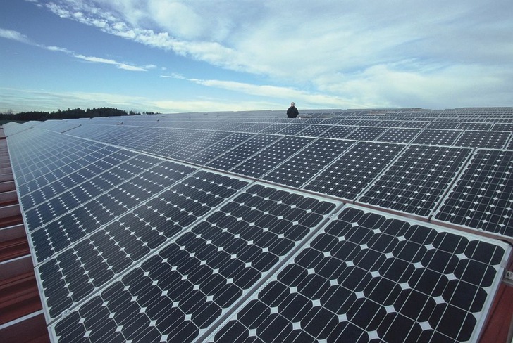 Die neue Aufdachanlage von Greenpeace Energy in Bayern — eine der größten Fotovoltaikanlagen in Deutschland