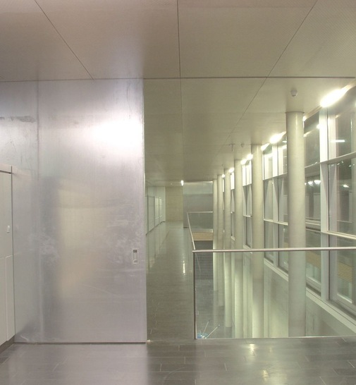 Verzinktes Feuerschutzschiebetor von Hörmann/Tortec mit hochwertiger Optik und sicherem Abschluss im Brandfall.