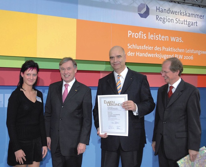 Bundespräsident ehrt Bundessieger des HK-Leistungswettbewerb: Im Bild, 1. Bundessiegerin Glaser, Fensterbau Daniela Schraps, Horst Köhler und ZdH-Präsident Otto Kentzler - © Schlattmann
