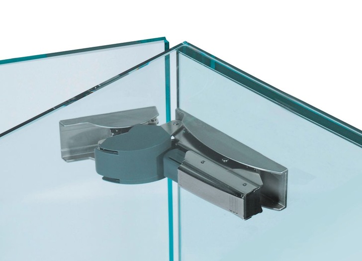 Äußerst variabel: der neue „Cristallo-Fix“ Beschlag für die Glas/Glas-Verklebung von Bohle. - © Bohle
