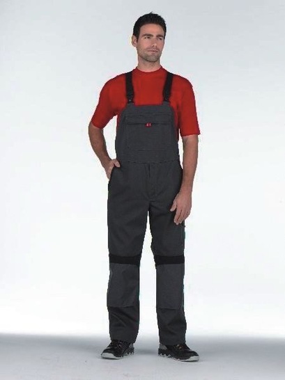 Die „Inno Plus“ Latzhose sorgt durch die aufgesetzten Knietaschen für besonderen Schutz.