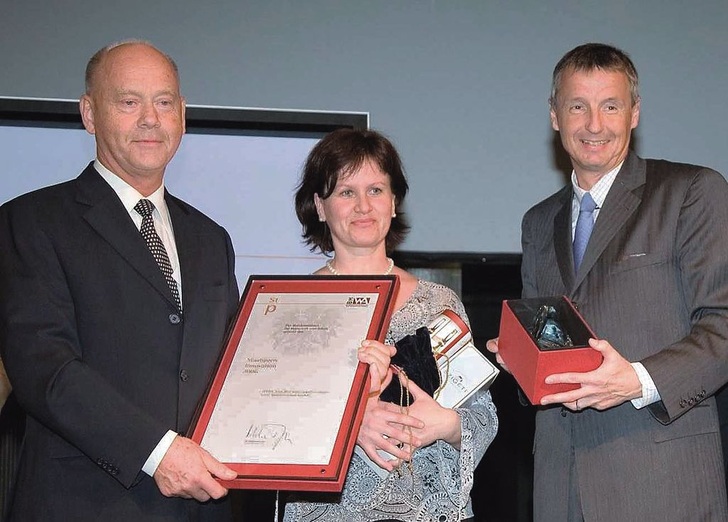Peter Lisec und Tochter Ursula nehmen den Staatspreis für Innovation von Wirtschaftsminister Dr. Bartenstein entgegen.