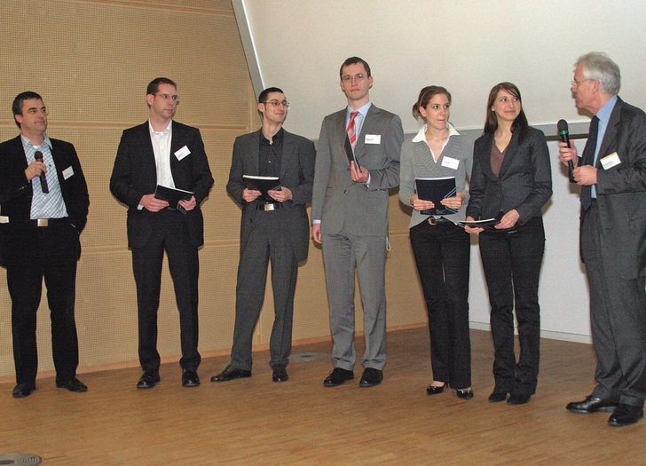 Prof. Dr.-Ing. Bernhard Weller von der TU Dresden (rechts im Bild) und Prof. Dr.-Ing. Ulrich Knaack von der TU Delft (ganz links) mit den Preisträgern des Glasbaupreises 2007 - © Saint-Gobain Glass Deutschland
