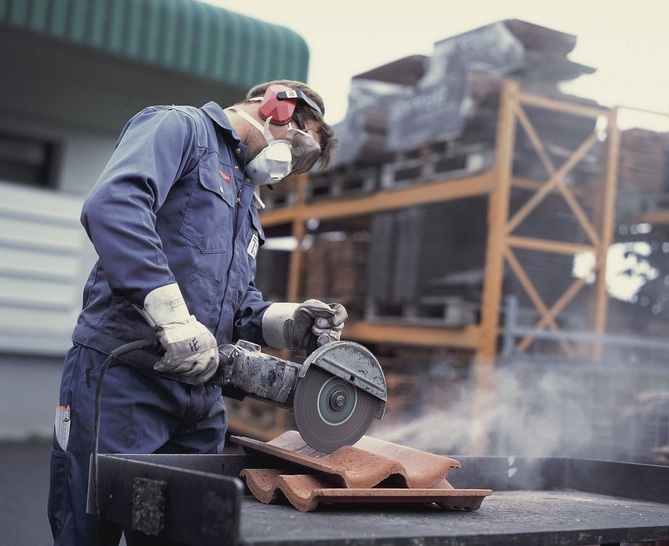 Die neue Gefahrstoffverordnung hat die Anforderungen zum Schutz von Staub verschärft. Initiative zum Einsatz staubarmer Verfahren und Schutzvorrichtungen sind gefragt