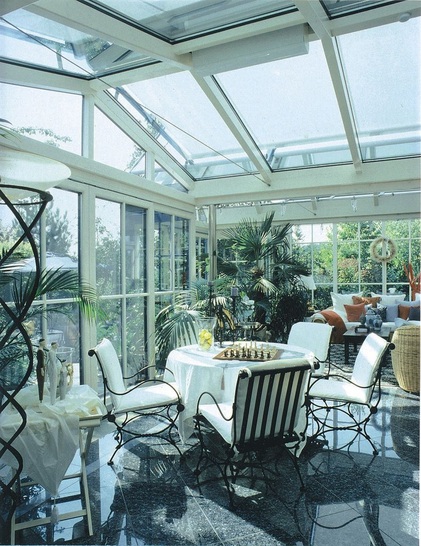 Als ideale Lüftungs- und Klimalösung für Wintergärten haben sich Systeme zur Querlüftung, zur Diagonallüftung oder zur Dachentlüftung erwiesen