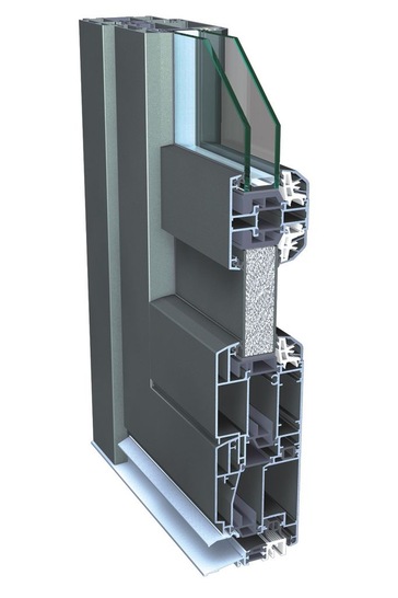 Finstral-Alu-Haustüren: 78 mm Bautiefe, Isolierstege, gedämmte Glasleisten, thermisch getrennte Bodenschwellen, Dreifachdichtung zwischen Türrahmen und -flügel. - © Finstral AG
