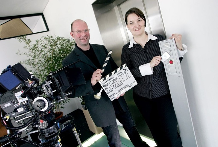 Freuen sich über die prominente ‚Rolle‘ der Dorma-Säule: Dorma-Technikerin Sandra Hammerschmidt und der Leiter Produktmanagement Dorma Sicherungstechnik Axel Schmidt.