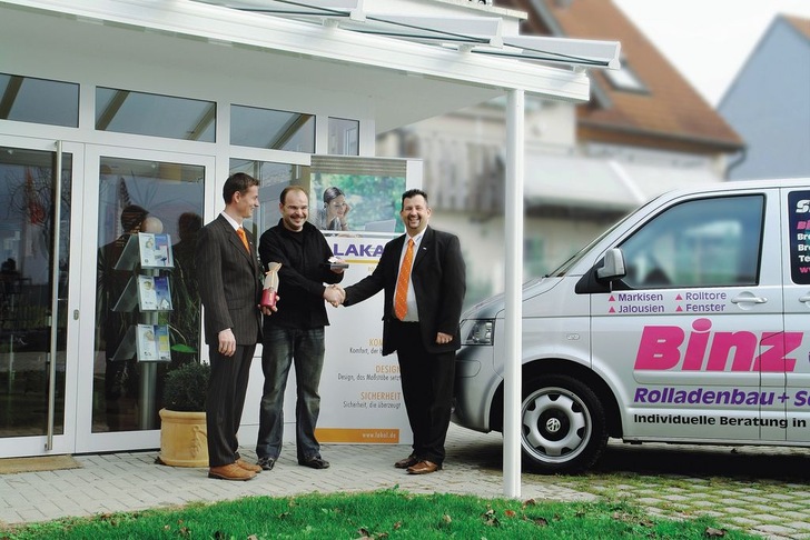 Andreas Binz (Mitte), langjähriger Lakal-Kunde, gewann den Preis, der im Rahmen der Befragung vergeben wurde. Den Preis überreichte Vertriebsleiter Michael Stark (rechts) gemeinsam mit dem Außendienstmitarbeiter Michael Darmosz (links).