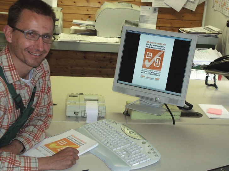 Glasermeister Gregor Dick setzt das WPK-Musterhandbuch in seinem Betrieb in Neuenstein um. Von dort sollen bald die ersten handwerklichen Fenster mit CE-Zeichen kommen.