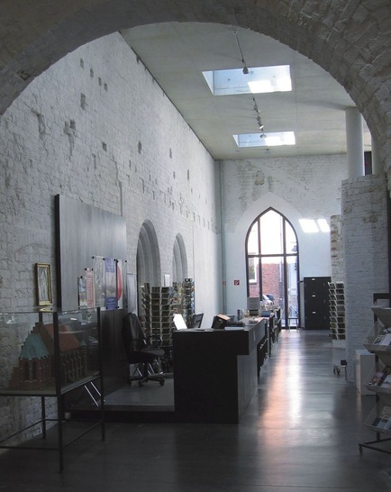 Bild 1: Ausstellungshalle 

mit Oberlichtern in der 

neuen Betondecke