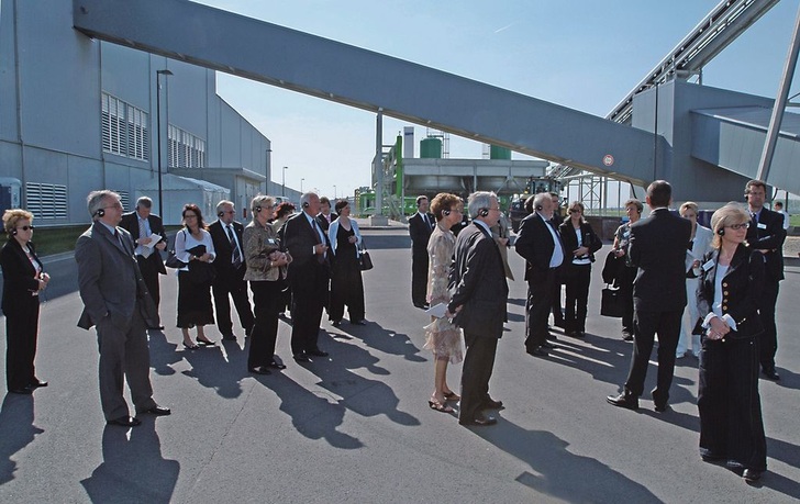 Die Tagungsteilnehmer beim Rundgang durch die neu eingeweihte Floatglasfabrik in Osterweddingen