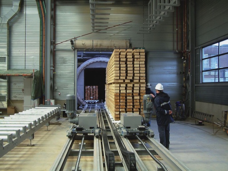 Produktionsanlage zur Acetylierung von Werkstücken aus Radiata-Kiefer.