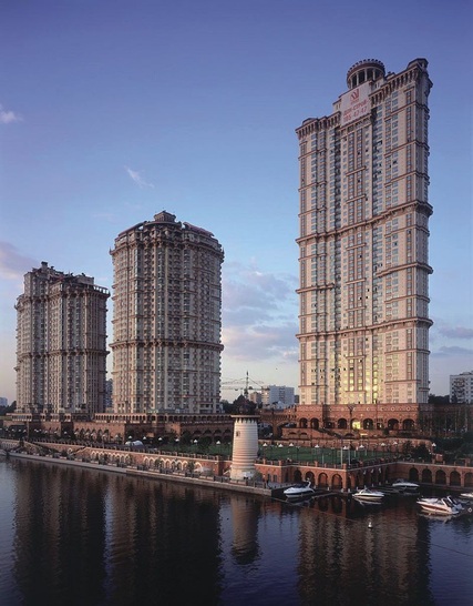 Türkisblau folienkaschierte Kunststofffenster an einem Objekt ­in Moskau