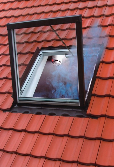 Das neue Rauch- und Wärmabzugsfenster „WRA 518“ von Roto. - © Fotos: Roto Bauelemente
