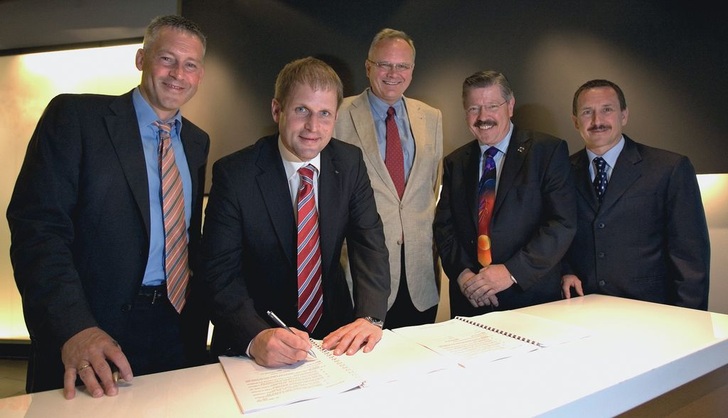 Konrad Kaiser (2.v.l.), Leiter Technik Metallbau/Solar und Dirk U. Hindrichs (3.v.l.), geschäftsführender und persönlich haftender Gesellschafter der Schüco International KG sowie von Applied Materials (v.l.): Joachim Nell, Vice President Solar Sales, Dr. Winfried Hoffmann, Chief Technology Officer Solar Business Group und Klaus Ullrich, Sales Manager Solar Business Group, unterzeichneten den Vertrag.