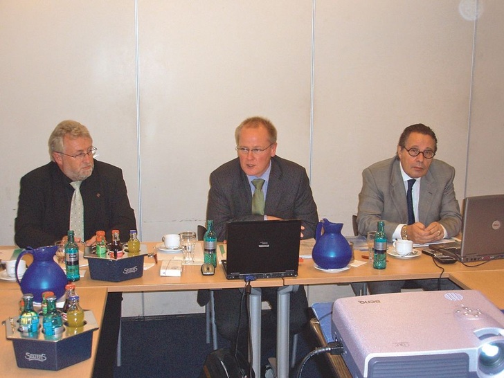 Auf der Pressekonferenz des Bundesverbandes Flachglas erläutern Jürgen Halbmeyer, Jochen Grönegräs und Bernd Kramer die Ziele der wiedererstarkten Initiative