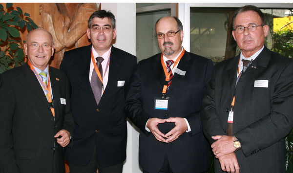 v.l.: Heinz Blumenstein, Prof. Dr. h.c. Klaus Layer Werner Spohn und Rudi Walz (Sprecher des Exekutivrates der IPH) wollen künftig gemeinsam für das Fenster aus Holz kämpfen