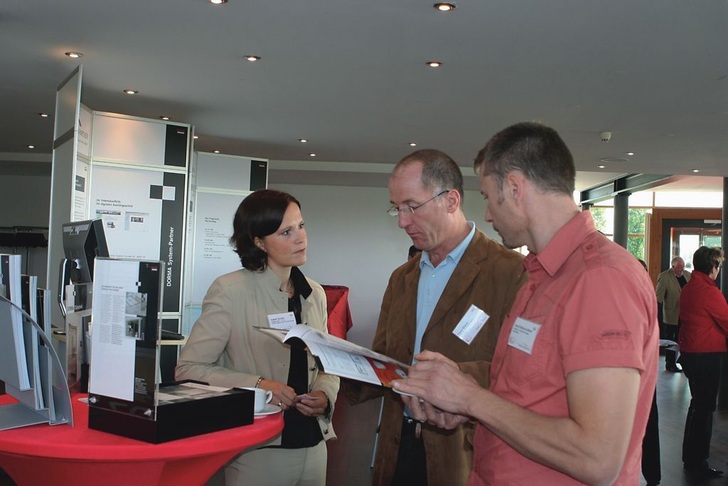 Auf der Fachtagung konnten sich die Dorma System-Partner im Foyer des Expowals in Hannover über neueste Produkte und Sicherheitsanwendungen der verschiedenen Produktbereiche von Dorma informieren.