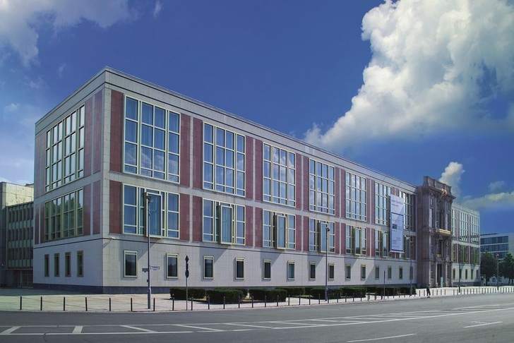 Außenansicht des renovierten DDR-Staatsratsgebäudes in Berlin. Heute ist hier die ­European School of Manage­ment untergebracht. Rechts ist das markante frühere Schlossportal IV des Berliner Stadtschlosses zu sehen.