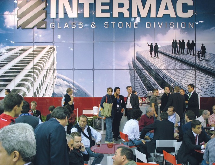 Reges Treiben herrschte am Intermac-Stand. Der italienische Hersteller von Glas­bearbeitungsmaschinen zieht ein sehr positives Messe-Resümee. - © Intermac
