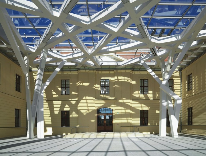 Der neue Glashof kurz vor seiner Eröffnung - © Jüdisches Museum Berlin, Sönke Tollkühn

