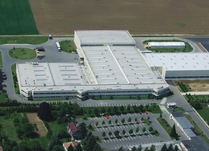 1996 errichtete Roto in der westungarischen Gemeinde Lövö ein neues Werk für die Beschlagproduk­tion. Seitdem wurde die Fertigung ständig modernisiert und erweitert. Jüngstes Beispiel: eine im Sommer eingeweihte neue Produktionshalle.