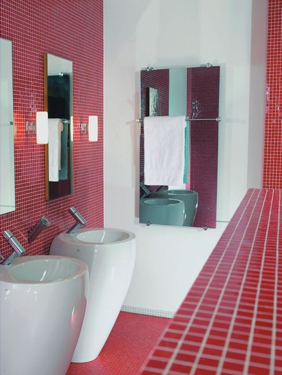Der Thermovit Elegance Mirastar von Saint-­Gobain ist nicht nur ein eleganter Chrom-Spiegel, der aufgrund der erhöhten Ober­flächentemperatur nicht beschlägt; man kann mit ihm ­sogar das komplette Badezimmer alleine beheizen. - © Kinon Aachen, Saint-Gobain Glass
