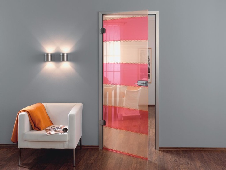 Stoffbahnen zwischen Glas: Mit der Telio-Kollektion von Mame lassen sich gläserne Türen in anspruchsvolle Design-Objekte für Innenräume verwandeln.