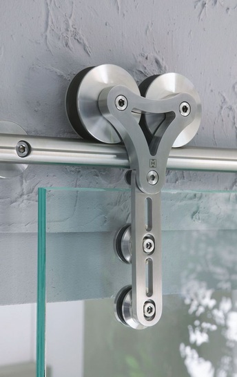 Glastüren von bis zu 250 kg Gewicht lassen sich leicht und sicher mit dem Dublex-Beschlagsystem von MWE bewegen. - © MWE
