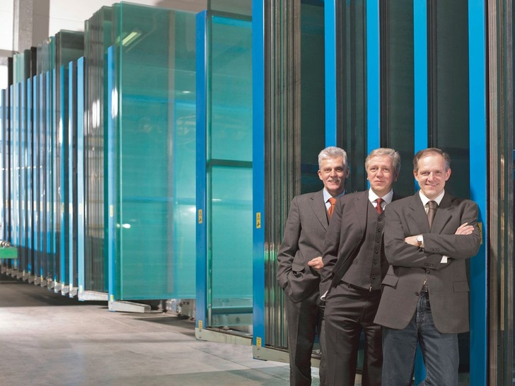 Mit Hans-Peter Damke als Aufsichtsratvorsitzenden und Günter und Udo Damke als Vorständen (v.l.), steht ein Führungstrio an der Spitze der Glasid AG, einem der führenden Glasveredler in Europa.