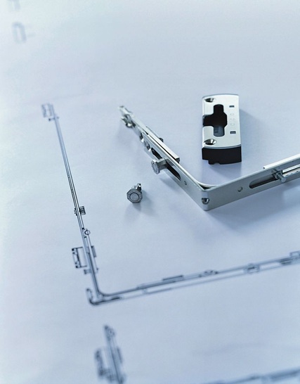 Der Fensterbeschlag activPilot von Winkhaus ist nicht nur systemzertifiziert: Sein Stulpflügelgetriebe bietet hohen Bedienkomfort und das Design setzt hochwertige Akzente für ansprechende Fenster. Darüber hinaus ist der activPilot für die Verwendung in Fenstern der Widerstandsklasse 2 nicht nur vorbereitet, sondern auch umfassend geprüft.