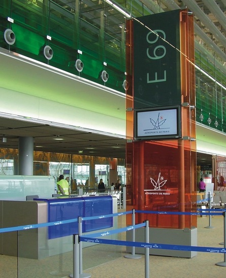 Im neuen Terminal des Pariser Charles-de-GaulleFlughafens kommen eine ganze Reihe von nicht alltäglichen VSG-Anwendungen zum Tragen. Deutsche, italienische und französische Glasveredler waren hierbei beteiligt. Eingesetzt wurden dabei auch farbige PVB-Folien von Trosifol.