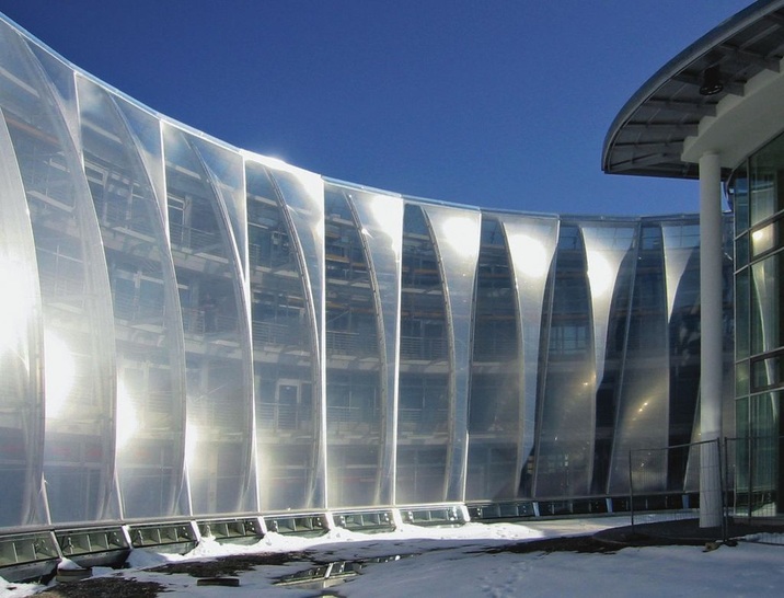 Wie eine aktuelle Membranfassade aussehen kann, zeigt das schneckenförmige ­Gebäude des Gerontologiezentrums in Bad Tölz. Diese rund 1550 m² große Zweite-Haut-Fassade wurde von der Firma Hightex als vorgespannte ­ETFE-Membran ausgeführt.