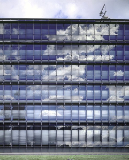 Beschichtungen werden immer besser: Im Fassadenbau sind Gläser mit Kombischichten (Sonnen- und Wärmeschutz + Selbstreinigung) auf dem Vormarsch. Aber auch in anderen Bereichen, etwa in der Photovoltaik und im Innenausbau, werden künftig neue Beschichtungen punkten.