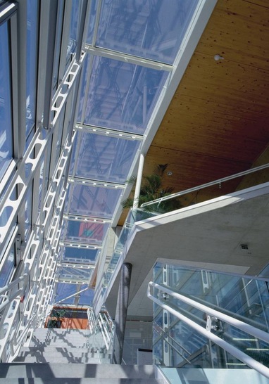 Die Sonderschule Schwechat ist ein transparentes Gebäude: die Interpane-Gläser ipasol neutral 52/29 und ipasol shine 40/21 sorgen hier für viel Tageslicht und schützen vor sommerlicher Überhitzung.