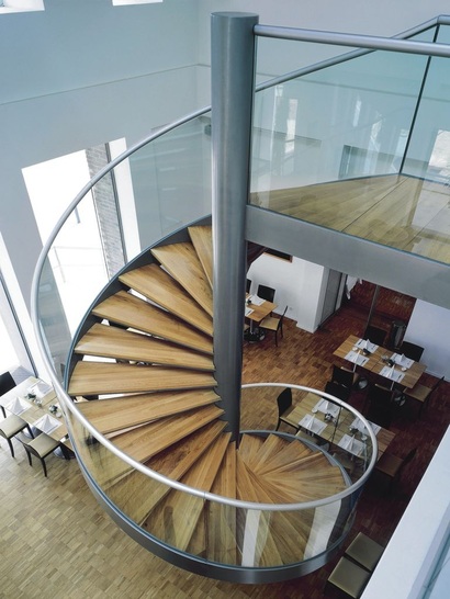 Der Trend zu mehr Glas in der Innenarchitektur ist ungebrochen. So wirken etwa Glasgeländer optisch sehr filigran und ansprechend