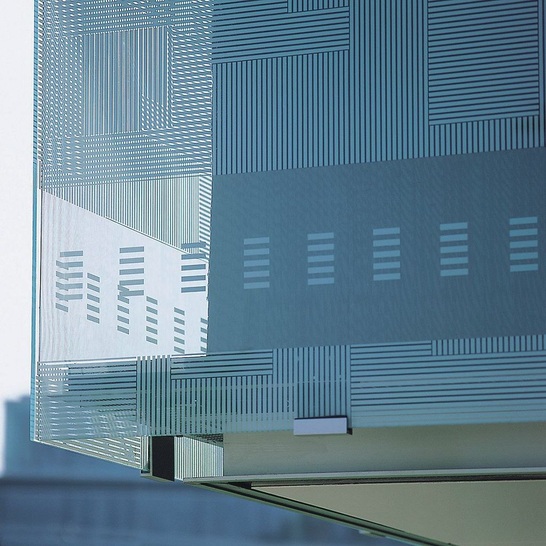 Gestaltetes Glas erfreut sich in der Fassade ebenso wie im Interieur zunehmender Beliebtheit. Sieb- und Digitaldrucke auf Glas bieten dabei vielfältige Möglichkeiten, z.B. wie hier im Bild als Sicht- und Sonnenschutz