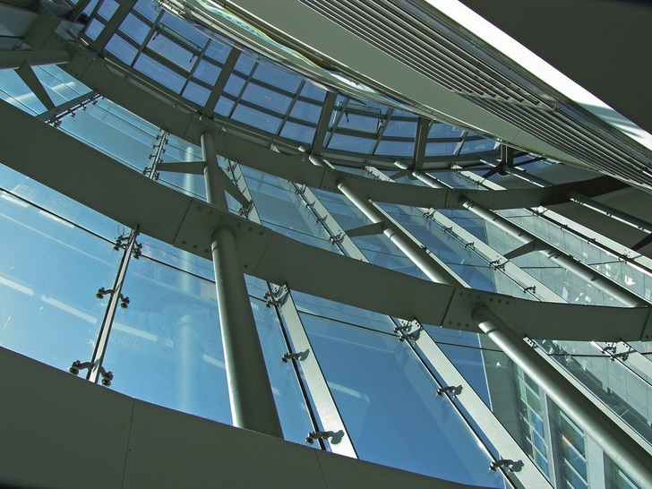 Für die Optik und die Funktionstüchtigkeit einer punktgehaltenen Glasfassade sind die richtigen Punkthalter mit entscheidend