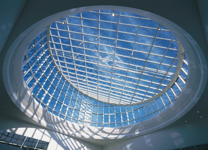 Multifunktionales SonneschutzglasDas neue SGG Sonnenschutzglas Cool-Lite SKN 165 II lässt sich vorspannen und auch bei Überkopfverglasungen einbauen, wo es für viel Helligkeit und angenehme Temperaturen sorgt.